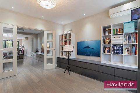 4 bedroom semi-detached house for sale, Park View, London