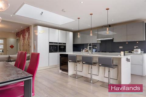 4 bedroom semi-detached house for sale, Park View, London