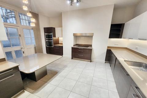 4 bedroom apartment to rent, Bickenhall Mansions, Marylebone, London, W1U