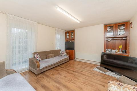 3 bedroom flat for sale, Reed Road, London