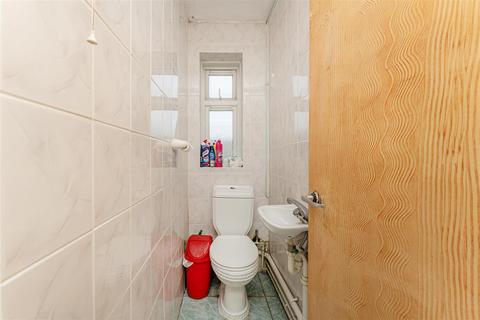 3 bedroom flat for sale, Reed Road, London
