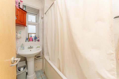 3 bedroom flat for sale, Reed Road, London