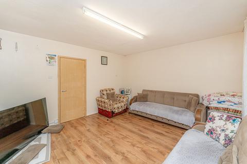 3 bedroom flat for sale, Reed Road, London