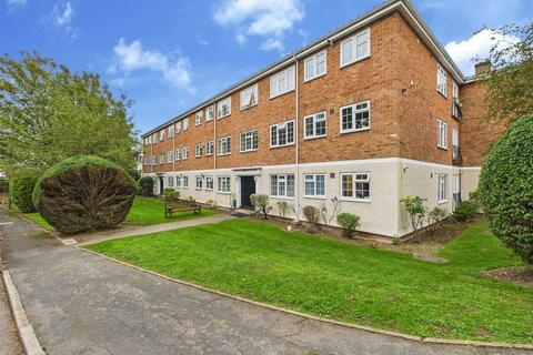 2 bedroom flat to rent, Gainsborough Court, Walton on Thames, Surrey