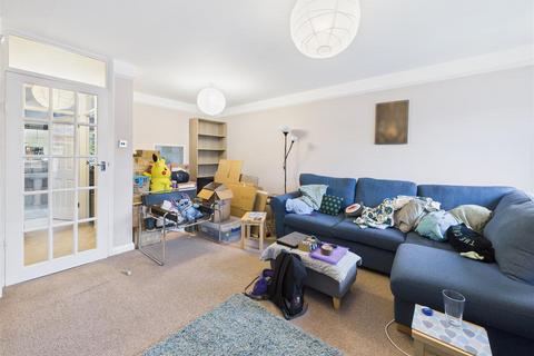 2 bedroom flat to rent, Gainsborough Court, Walton on Thames, Surrey