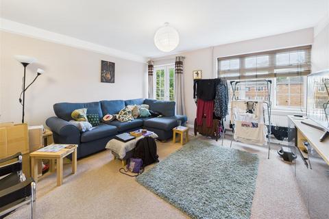 2 bedroom flat to rent, Gainsborough Court, Walton on Thames, Surrey