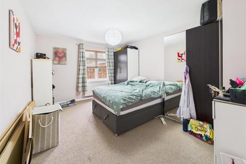 2 bedroom flat to rent, Gainsborough Court, Walton on Thames, Surrey