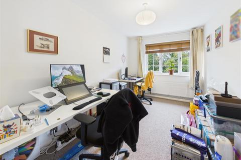 2 bedroom flat to rent, Gainsborough Court, Walton on Thames, Surrey