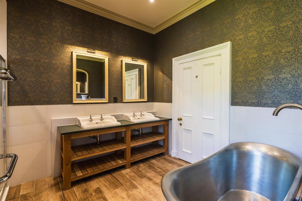 Master En-Suite Bathroom