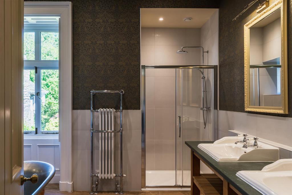 Master En-Suite Bathroom