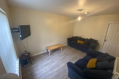 4 bedroom semi-detached house to rent, Ladybarn Lane, Manchester M14