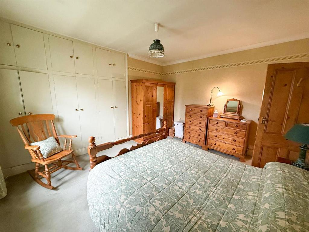 4 bed mid-terrace property, Silsden 13
