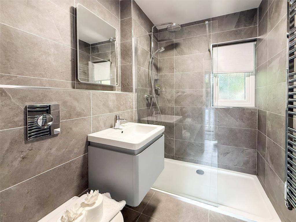 G.F. Shower Room