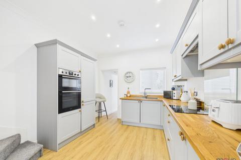 3 bedroom end of terrace house to rent, Hewell Road, Birmingham B45