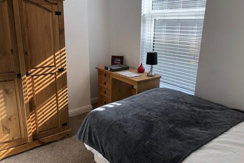 5 bedroom terraced house to rent, Queen Anne Street, Stoke-On-Trent ST4