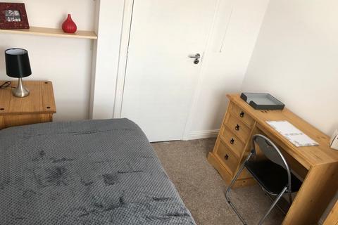 5 bedroom terraced house to rent, Queen Anne Street, Stoke-On-Trent ST4