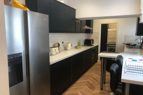 5 bedroom terraced house to rent, Queen Anne Street, Stoke-On-Trent ST4