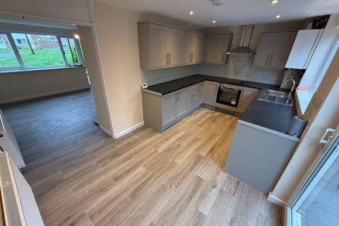 3 bedroom townhouse to rent, Oversetts Court, Swadlincote, Newhall, DE11