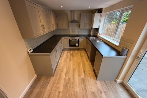 3 bedroom townhouse to rent, Oversetts Court, Swadlincote, Newhall, DE11