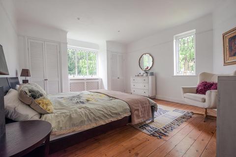 Oakwood Lodge Oakwood Close, Chislehurst, BR7 5DD