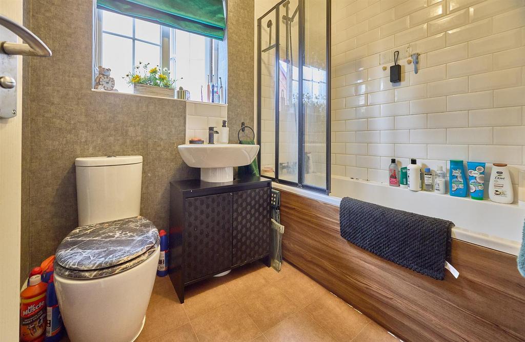 Family Bathroom to Rear