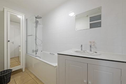3 bedroom flat for sale, Goulden House, SW11 3HG