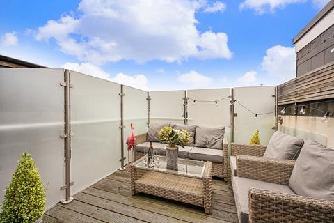 2 bedroom flat to rent, Rowallan Road, Fulham, London