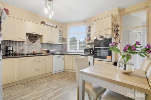 2 bedroom flat for sale, Southview Drive, Westcliff-on-sea, SS0 9