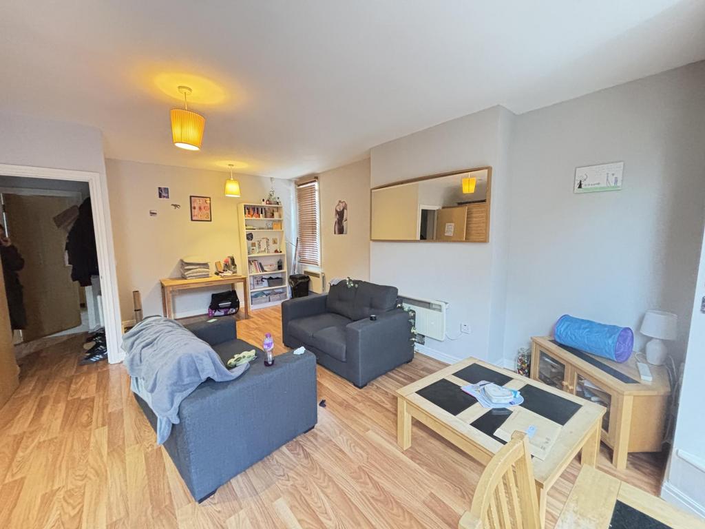 A welcoming and well-maintained living room fea...