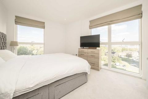 3 bedroom flat for sale, Pump House Crescent, Brentford TW8
