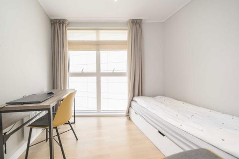 3 bedroom flat for sale, Pump House Crescent, Brentford TW8
