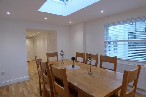 4 bedroom flat to rent, Fairfax Place, Dartmouth