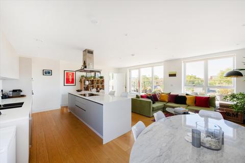 3 bedroom flat to rent, Tollgate Gardens, London, NW6.