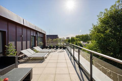 3 bedroom flat to rent, Tollgate Gardens, London, NW6.