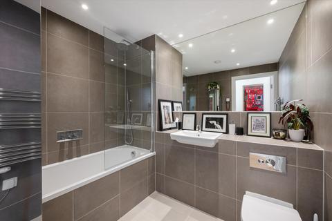 3 bedroom flat to rent, Tollgate Gardens, London, NW6.