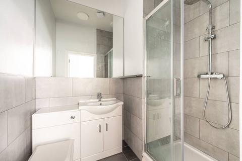 Studio to rent, Woodchurch Road, South Hampstead, London, NW6
