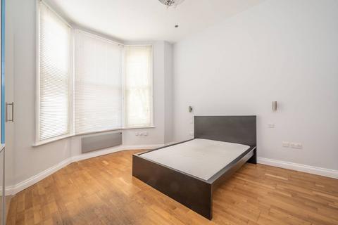Studio to rent, Woodchurch Road, South Hampstead, London, NW6