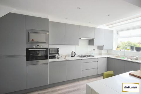 3 bedroom terraced house for sale, Beauchamp Road, London
