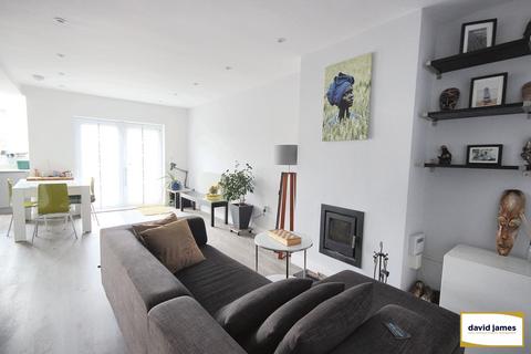 3 bedroom terraced house for sale, Beauchamp Road, London