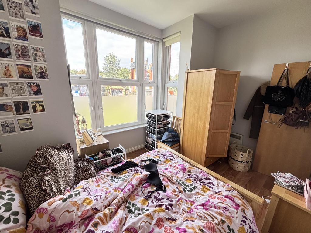A cozy bedroom featuring a double bed with flor...