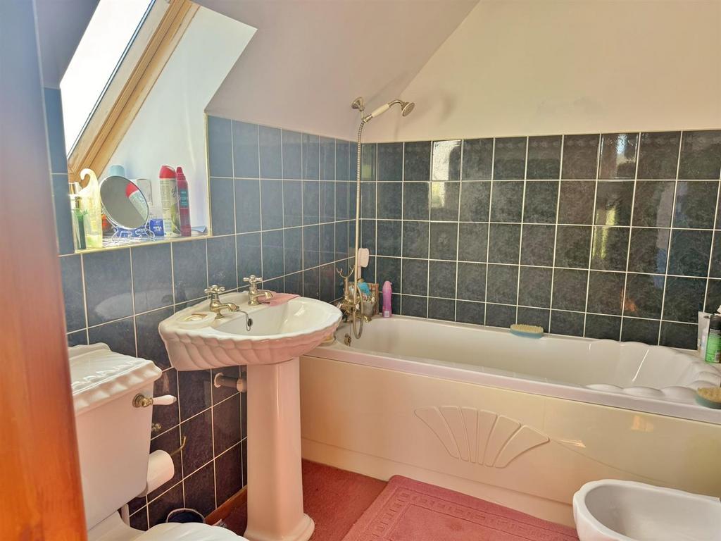 Bedroom 3 ensuite bathroom