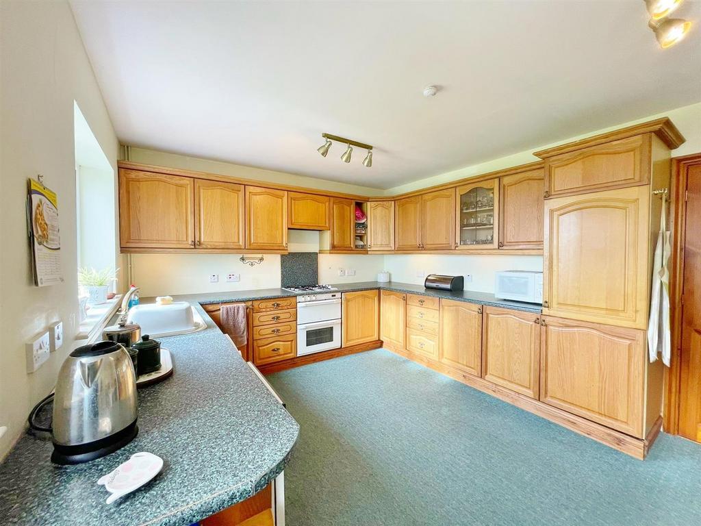 Breakfasting kitchen