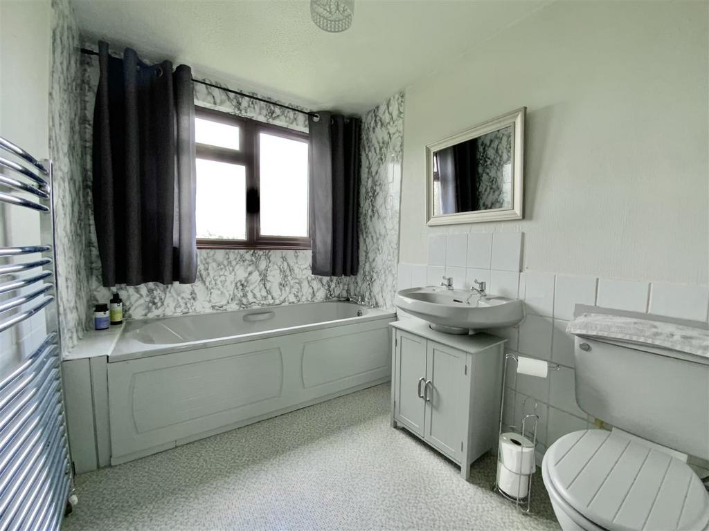 Bathroom (First Floor)
