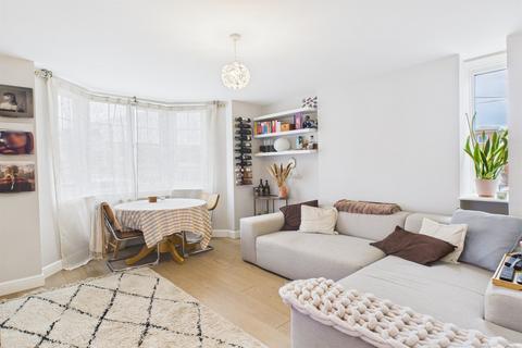 3 bedroom flat for sale, London Court, Frogmore, London, SW18