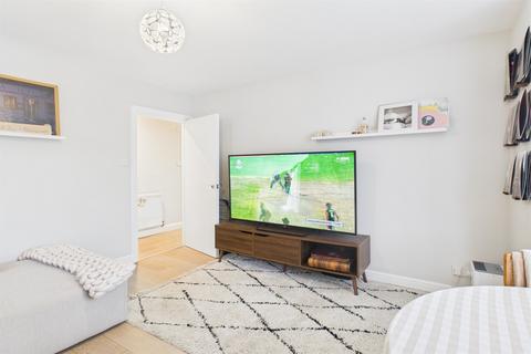 3 bedroom flat for sale, London Court, Frogmore, London, SW18
