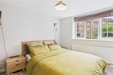 3 bedroom flat for sale, London Court, Frogmore, London, SW18