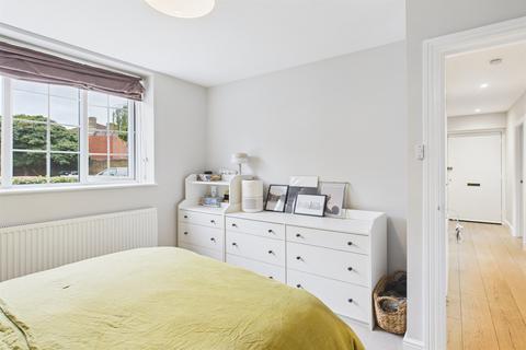 3 bedroom flat for sale, London Court, Frogmore, London, SW18