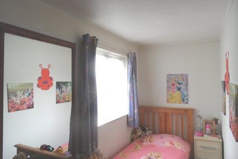 8 Nicholas Close, South Ockendon, RM15 6NJ