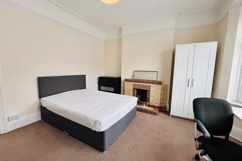 6 bedroom detached house to rent, Fitzharris Avenue, Winton, Bournemouth