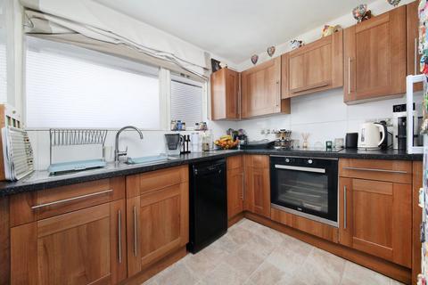 3 bedroom flat for sale, Maskelyne Close, Battersea, London